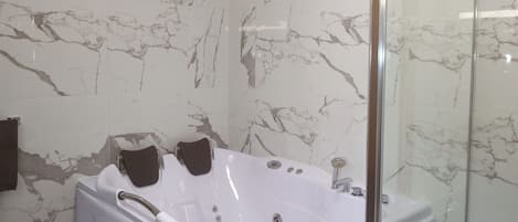 Quarto executivo, banheira de hidromassagem | Banheiro | Chuveiro, toalhas de banho
