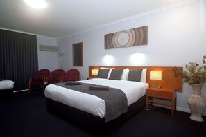 Executive Room, Jetted Tub | Premium bedding, minibar, in-room safe, cots/infant beds - Horsham Mid City Court Motel (Horsham)