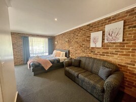 Tabla de planchar con plancha, wifi gratis y ropa de cama 