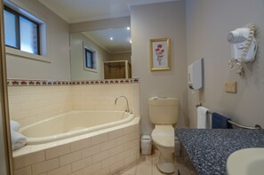 Standard Room, Non Smoking, Jetted Tub (Spa Suite) | Seterika/papan seterika, Wi-fi percuma, cadar katil 