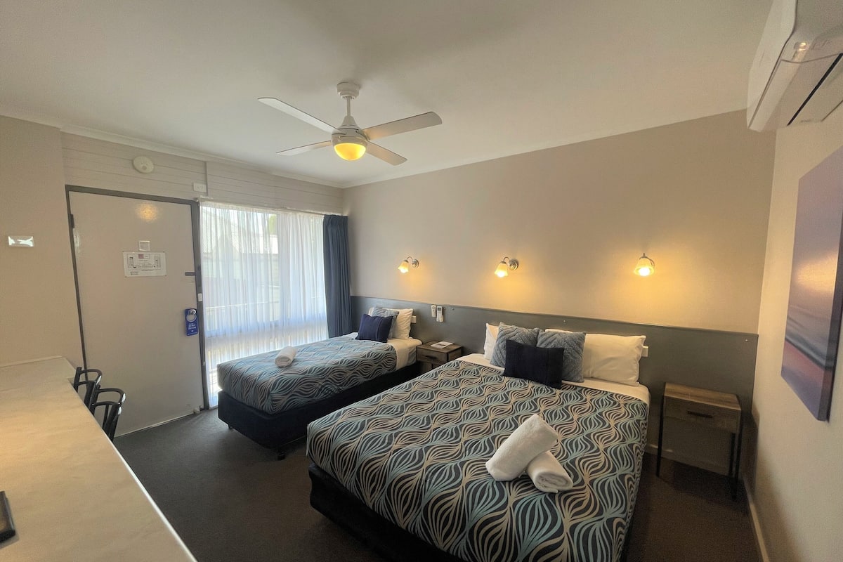 Standard Twin Room | Seterika/papan seterika, Wi-fi percuma, cadar katil