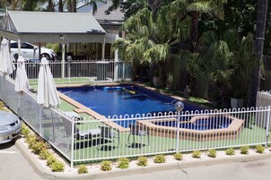 Una piscina al aire libre