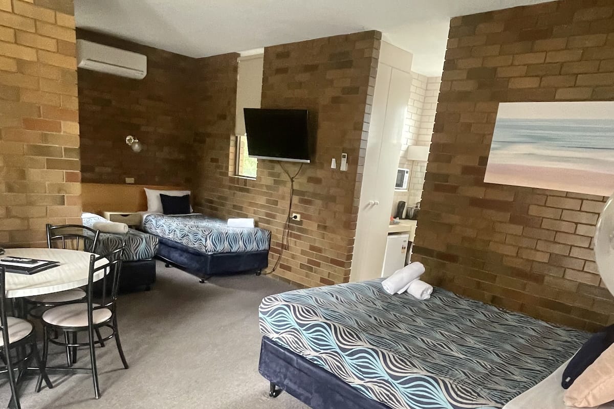 Family Room, Non Smoking (Standard Family) | Seterika/papan seterika, Wi-fi percuma, cadar katil
