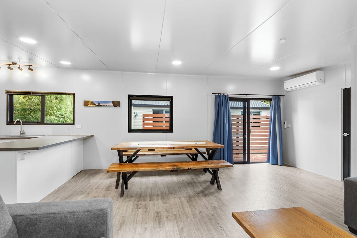 Premium-Zimmer | Wohnbereich | 43-Zoll-Smart-TV mit Digitalempfang