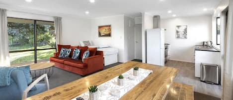 Casa familiar | Área de sala de estar | Smart TV de 43 pulgadas con canales digitales