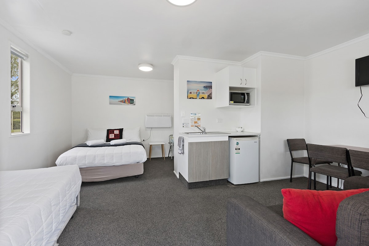 Standard-Suite, 1 Schlafzimmer, Nichtraucher, Kochnische (Ensuite cabin (Sleeps 4)) | Wohnbereich | 43-Zoll-Smart-TV mit Digitalempfang