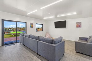 Cabaña clásica, 1 habitación | Televisión