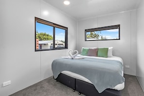 2 Bedroom Unit | Individually decorated, individually furnished, laptop workspace - North South Holiday Park (Christchurch)
