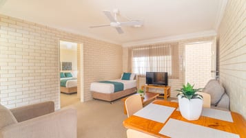 Apartamento, 1 quarto (Unit) | Área de estar | TV de tela plana 32 polegadas com canais digitais, TV