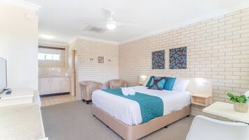 华丽客房 (Standard Motel Unit) | 1 多间卧室、高档床上用品、办公桌、笔记本电脑工作区