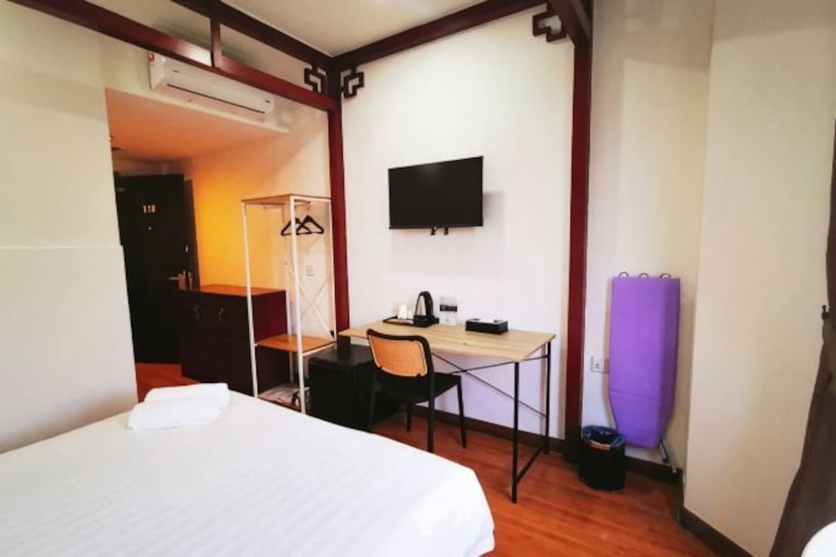 Minibar, WiFi (free)