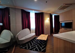 Suite Studio Exécutive, 1 chambre | Coin séjour | Télévision LCD de 32 pouces avec chaînes par câble, télévision