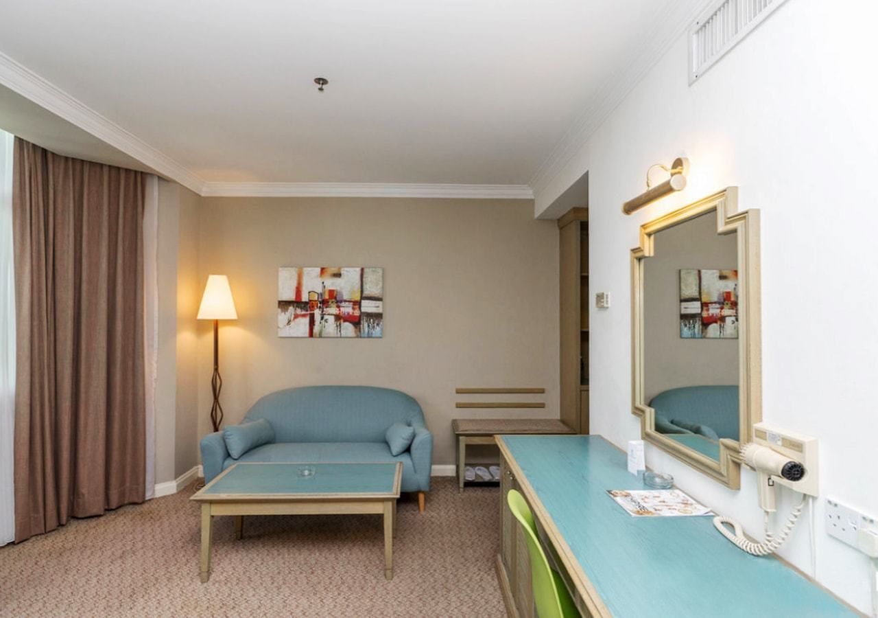 regalodge family suite | living area | 32-inch lcd tv with cable channels, tv