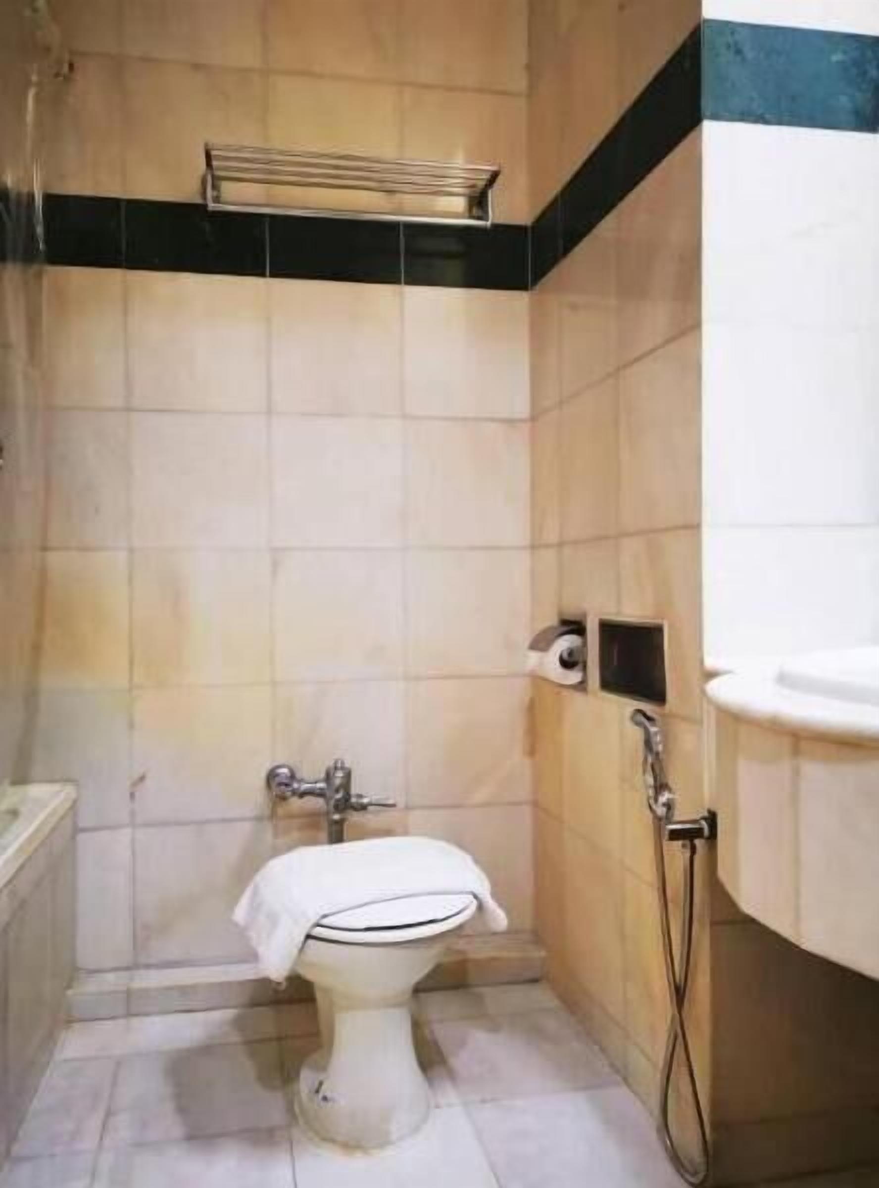 standard 122 | bathroom | bathtub, free toiletries, hair dryer, bidet