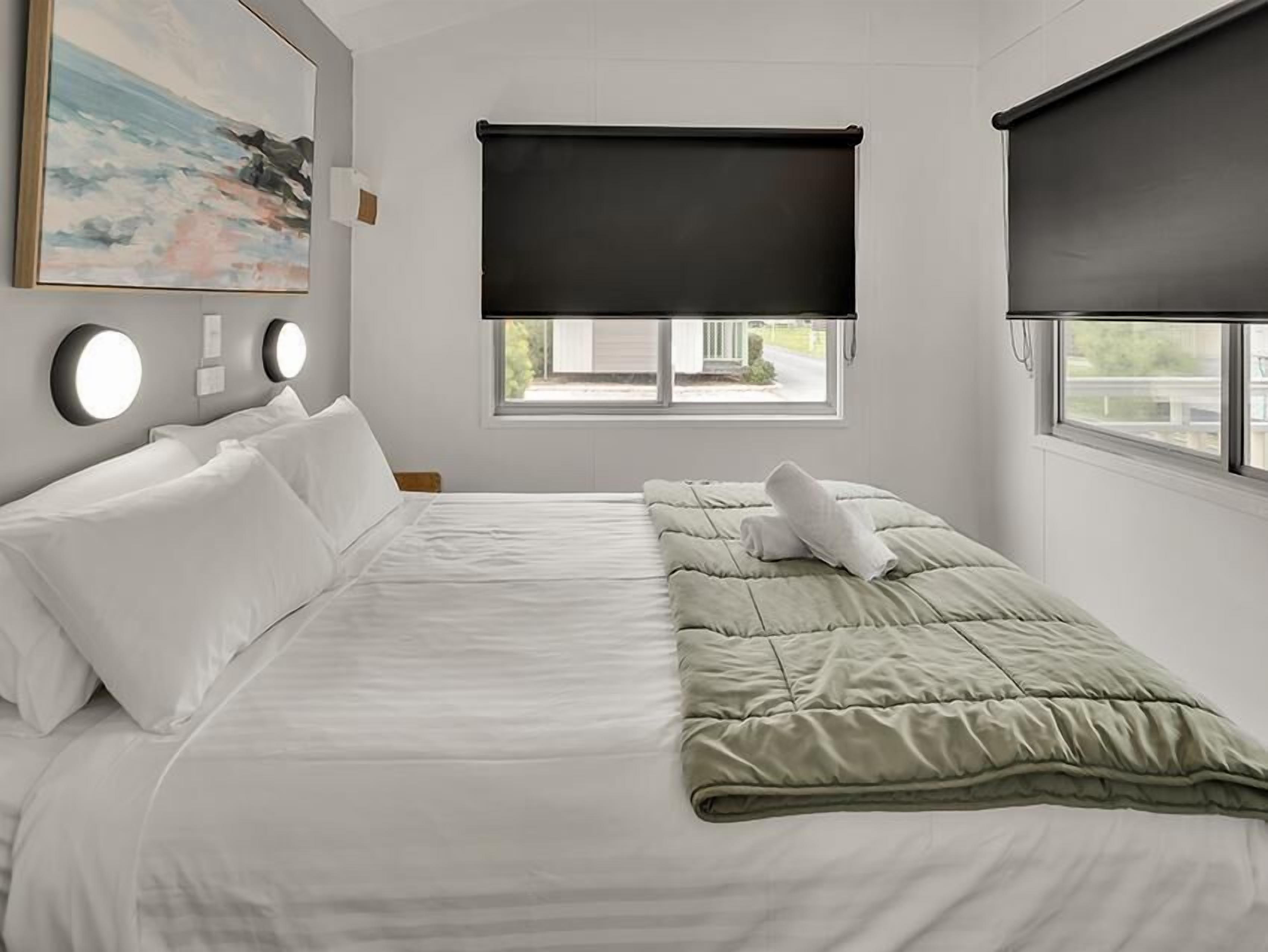 2 Bedroom Deluxe Cabin | Iron/ironing board, free WiFi, bed sheets