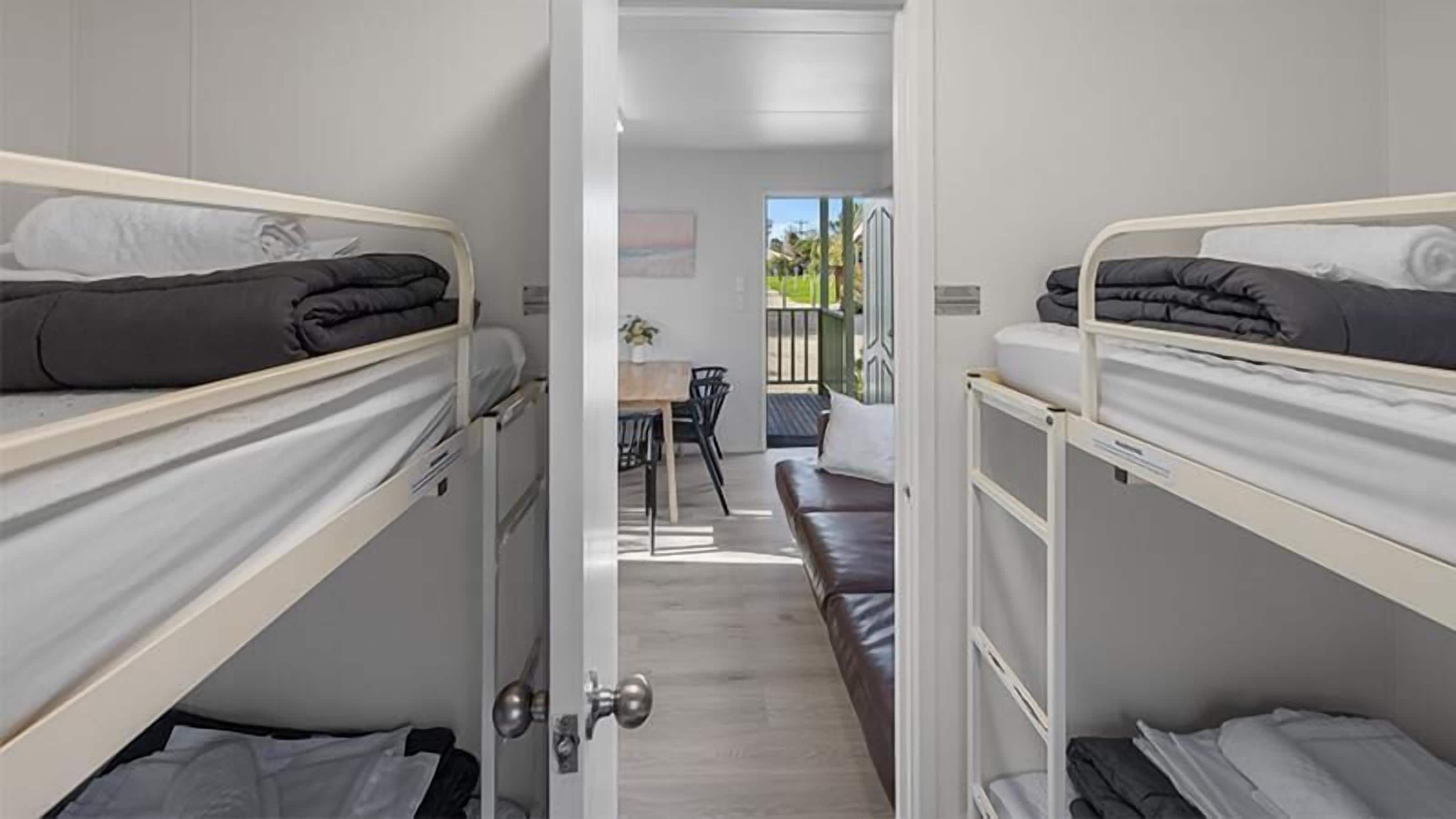 2 Bedroom Ensuite Cabin | Iron/ironing board, free WiFi, bed sheets
