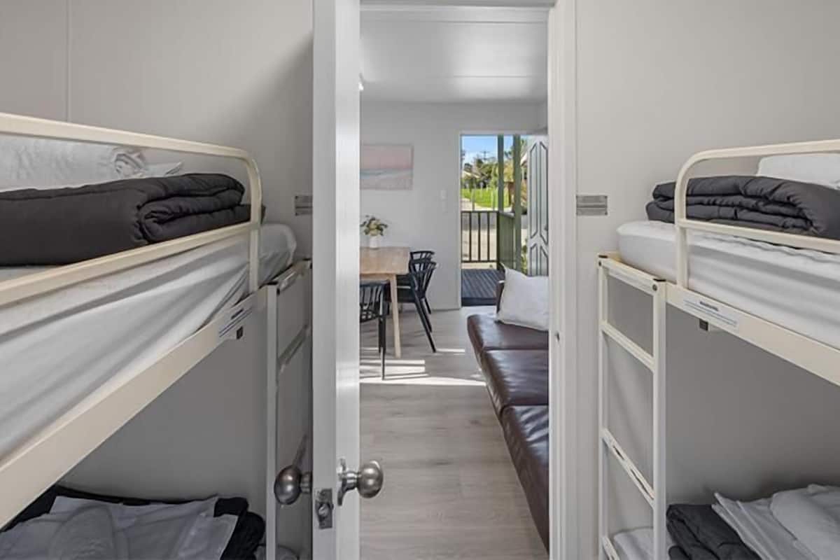 2 Bedroom Ensuite Cabin | Iron/ironing board, free WiFi, bed sheets