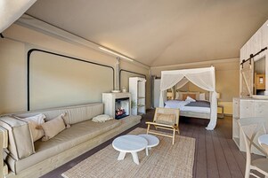 Tabla de planchar con plancha, wifi gratis y ropa de cama 