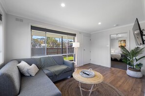 Hytte (Courtyard Unit) | Oppholdsområde | TV