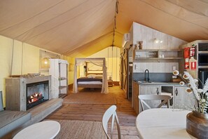 Tienda de campaña de lujo (Safari) | Tabla de planchar con plancha, wifi gratis y ropa de cama 