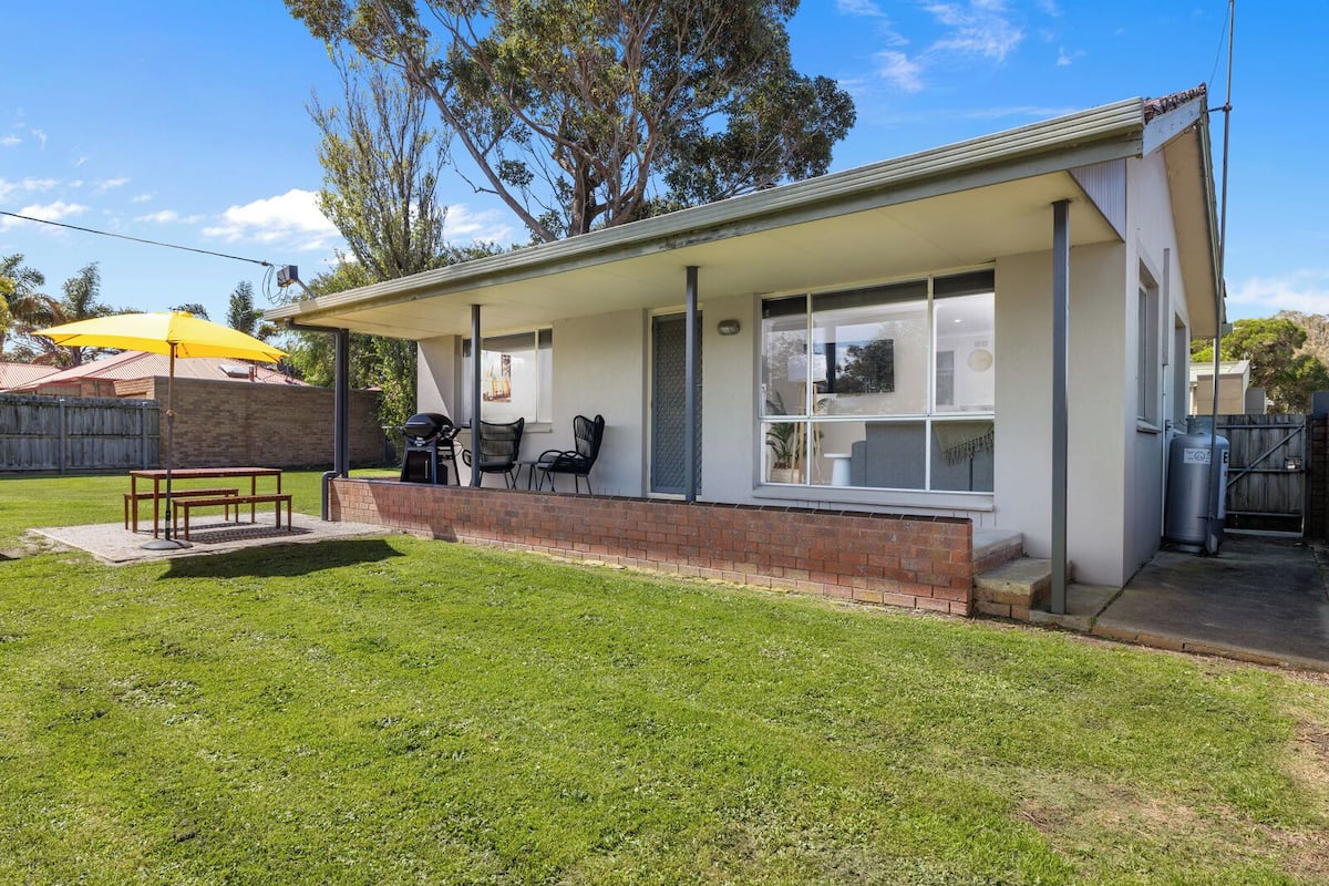 Courtyard Unit | Iron/ironing board, free WiFi, bed sheets