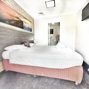 مكتب وستائر تعتيم ومكواة/لوح كي وواي فاي مجانًا