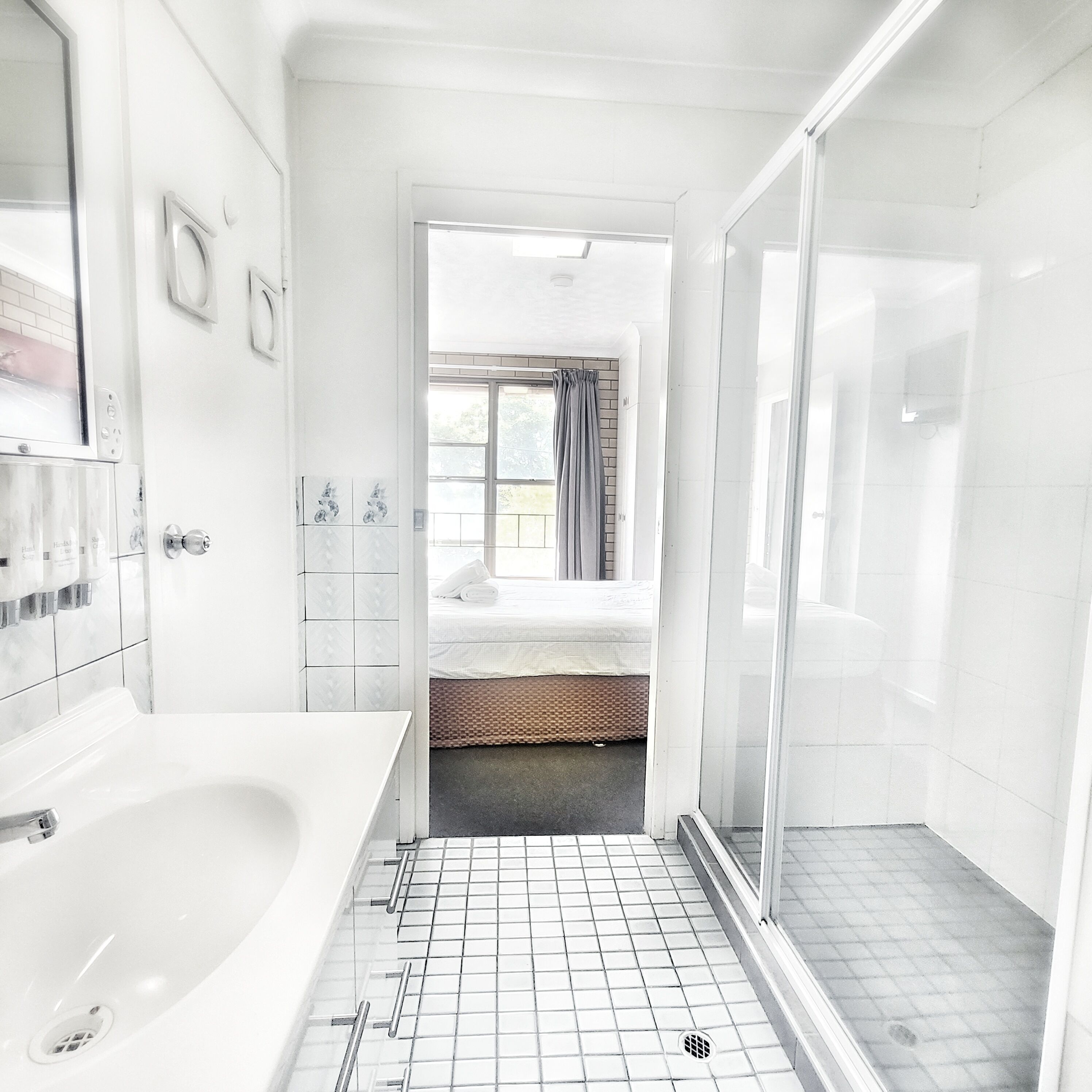 Queen Apartment | Bathroom | Shower, free toiletries, hair dryer, towels