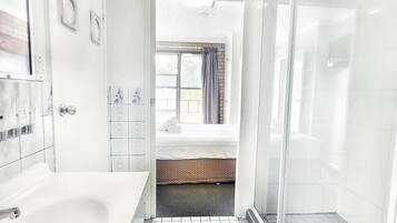 Queen Apartment | Bathroom | Shower, free toiletries, hair dryer, towels