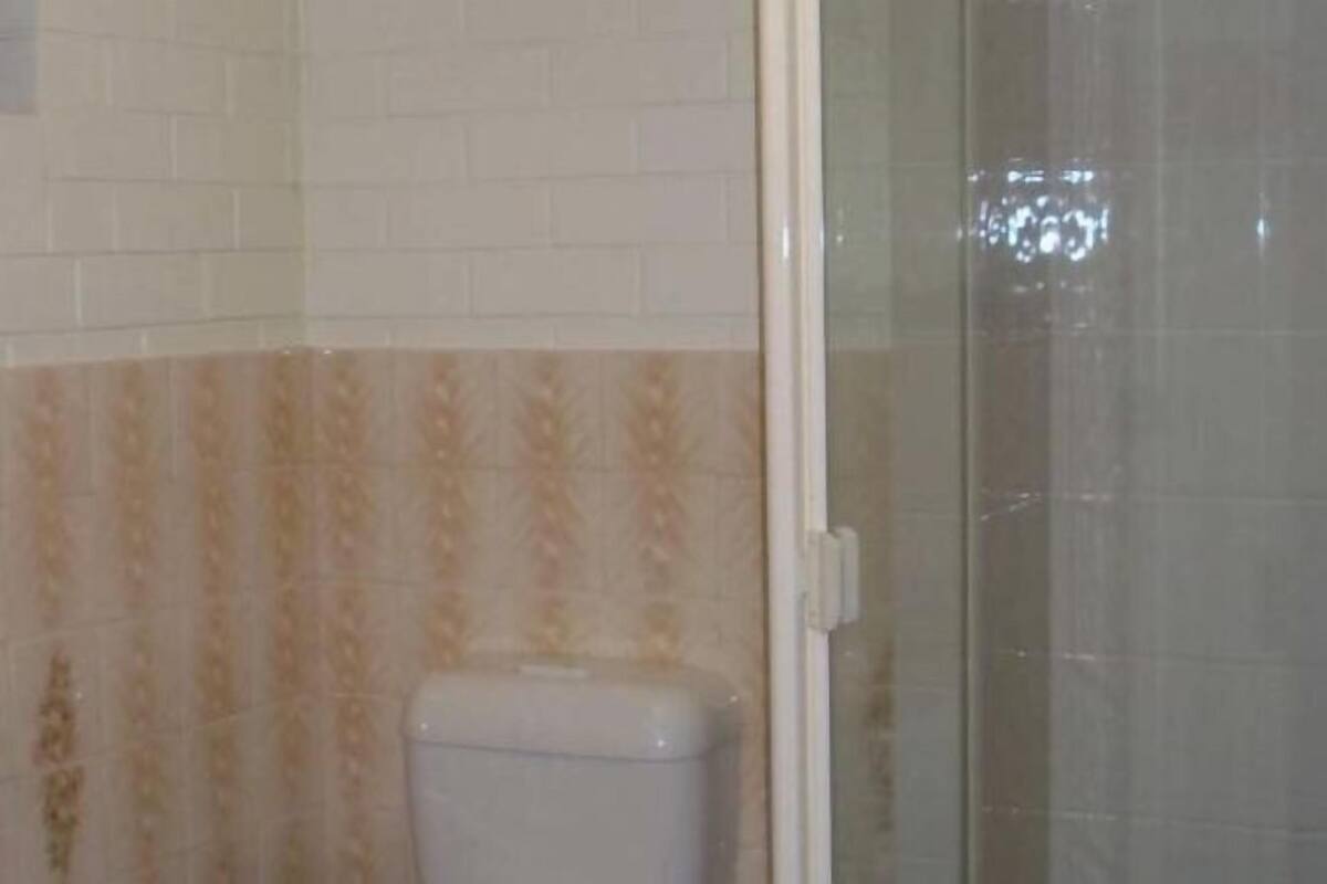 Baño | Ducha, artículos de higiene personal gratuitos y secador de pelo