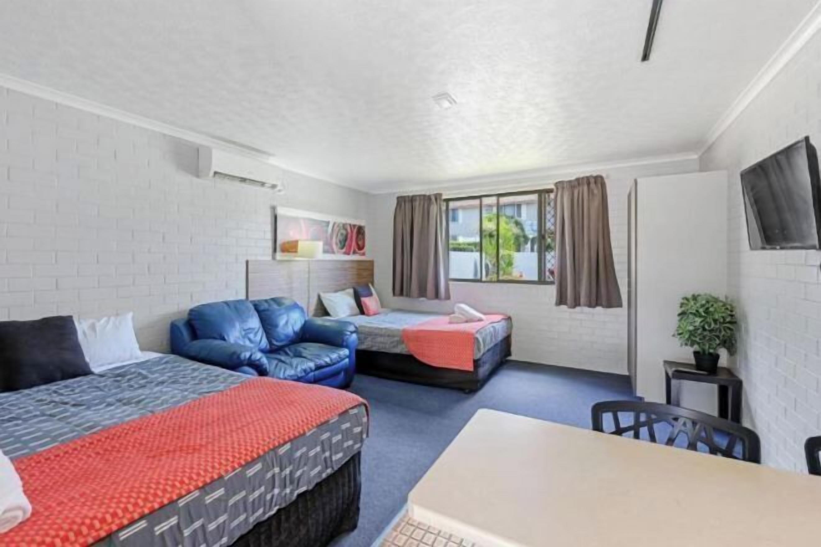 مكتب وستائر تعتيم ومكواة/لوح كي وواي  فاي مجانًا