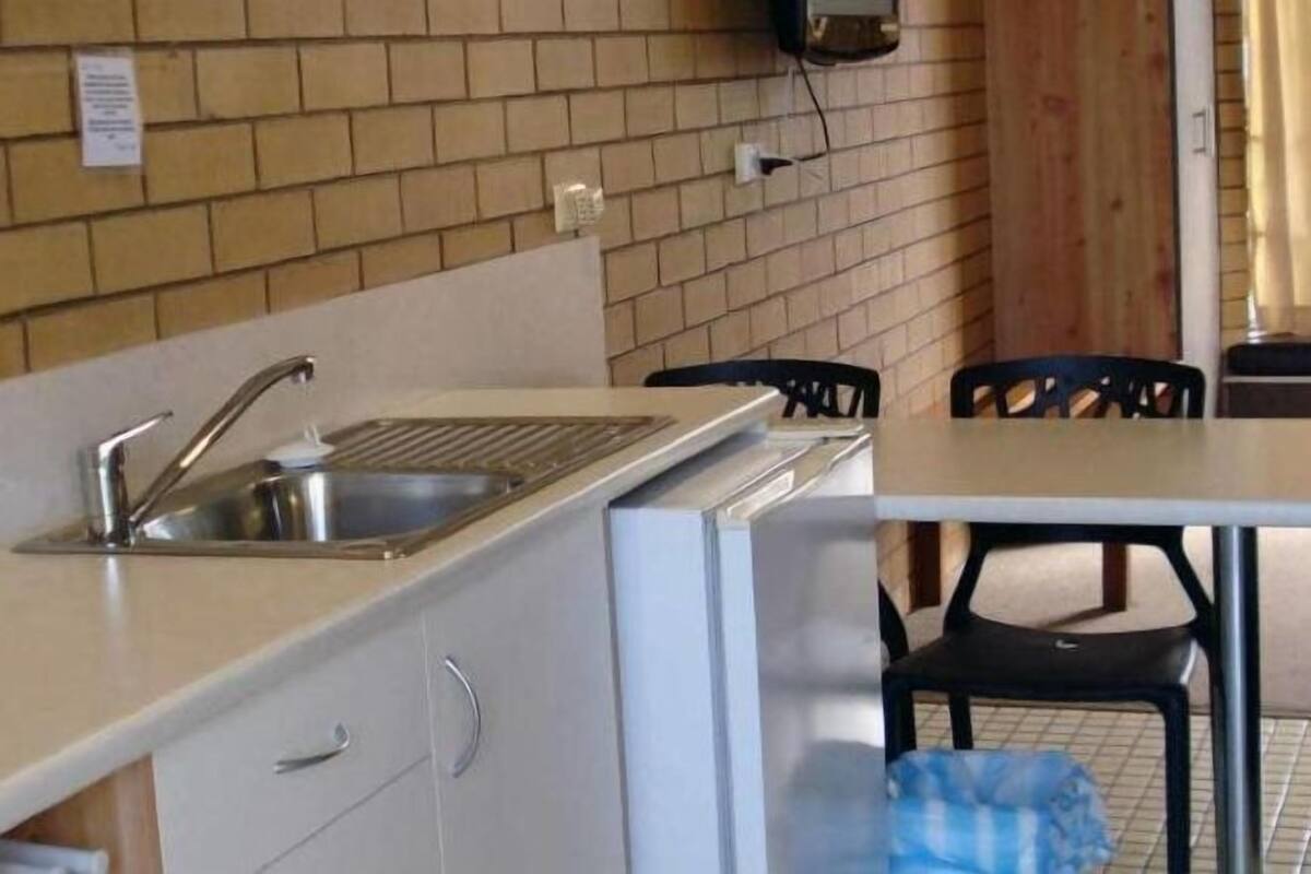 Cocina privada | Frigorífico, microondas, hervidor eléctrico y utensilios de cocina