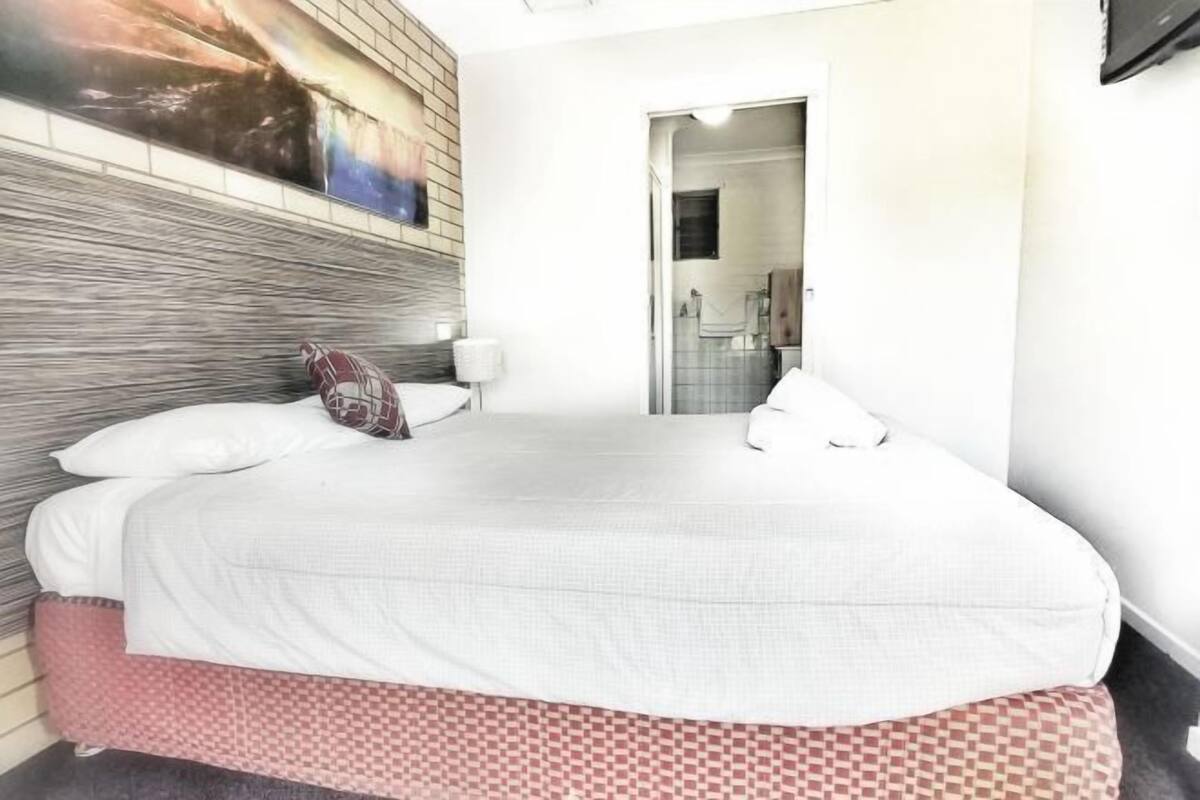 1 dormitorio, escritorio, cortinas opacas