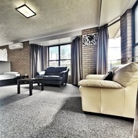 Escritorio, cortinas blackout y tabla de planchar con plancha 