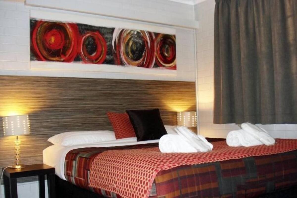 1 dormitorio, escritorio, cortinas opacas