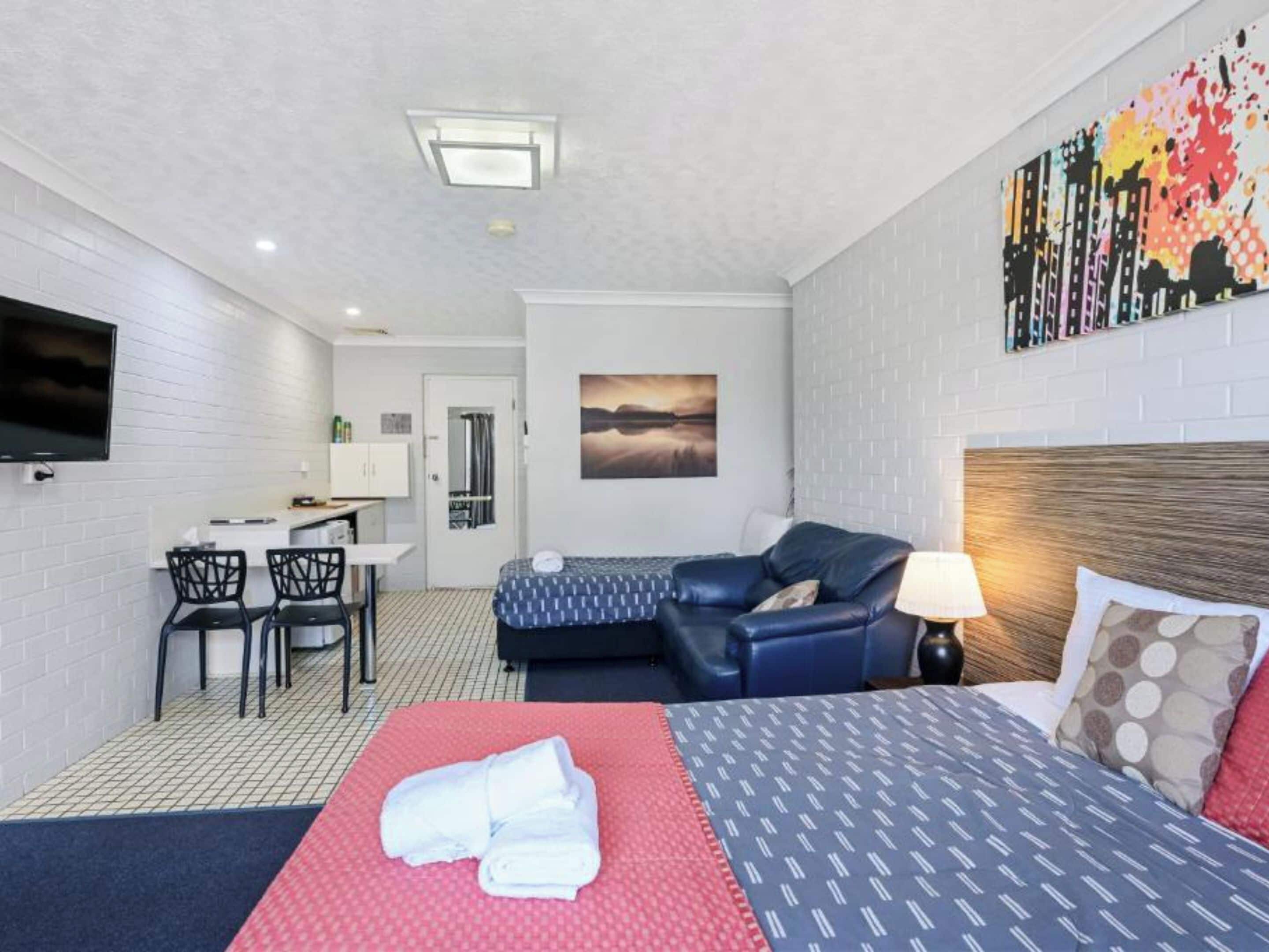 Queen + Single | Living area