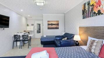 Queen + Single | Living area