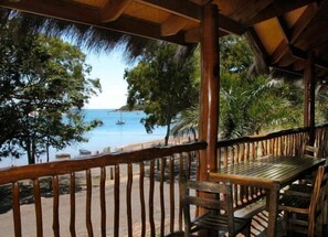 Bureau, fer et planche à repasser, lits bébé (en supplément)