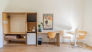 Schreibtisch, Bügeleisen/Bügelbrett, kostenloses WLAN, Bettwäsche