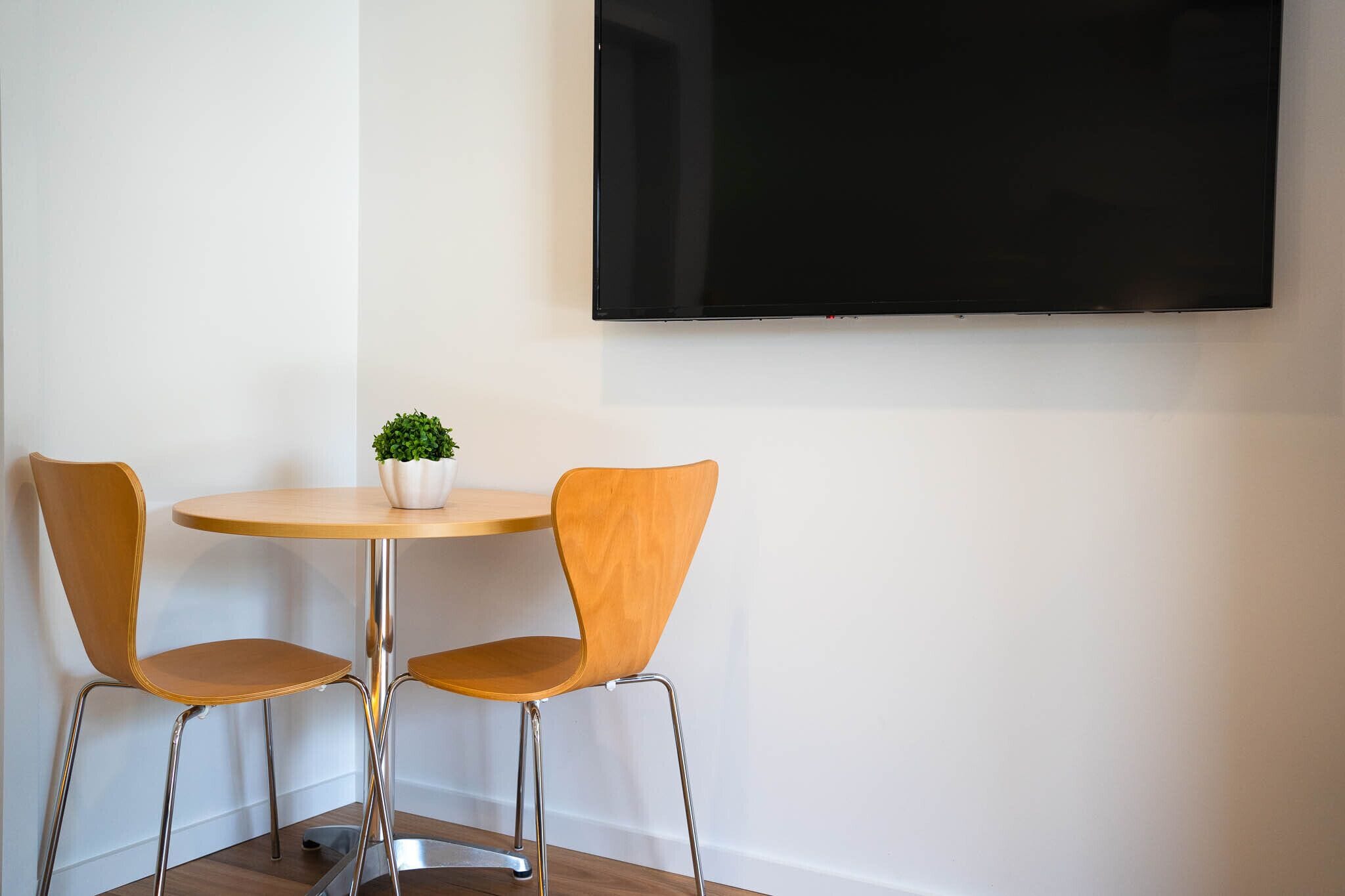 Deluxe Studio | Desk, iron/ironing board (on request), WiFi (free), bed sheets