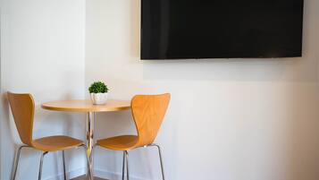 Deluxe Studio | Desk, iron/ironing board (on request), WiFi (free), bed sheets