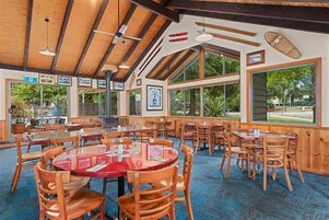 供应午餐和晚餐