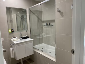 Habitación familiar doble, 1 habitación (Queen Spa Room) | Baño | Artículos de higiene personal gratuitos, toallas, jabón y champú