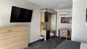 Quarto casal família, 1 quarto (Queen Spa Room) | Área de estar | Smart TV 50 polegadas com canais digitais, TV, serviços de streaming