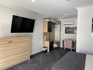 Habitación familiar doble, 1 habitación (Queen Spa Room) | Zona de estar | Smart TV de 50 pulgadas con canales digitales, una televisión