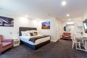 King Spa Room | Individually decorated, individually furnished, blackout drapes - Town Square Motel (Orange)