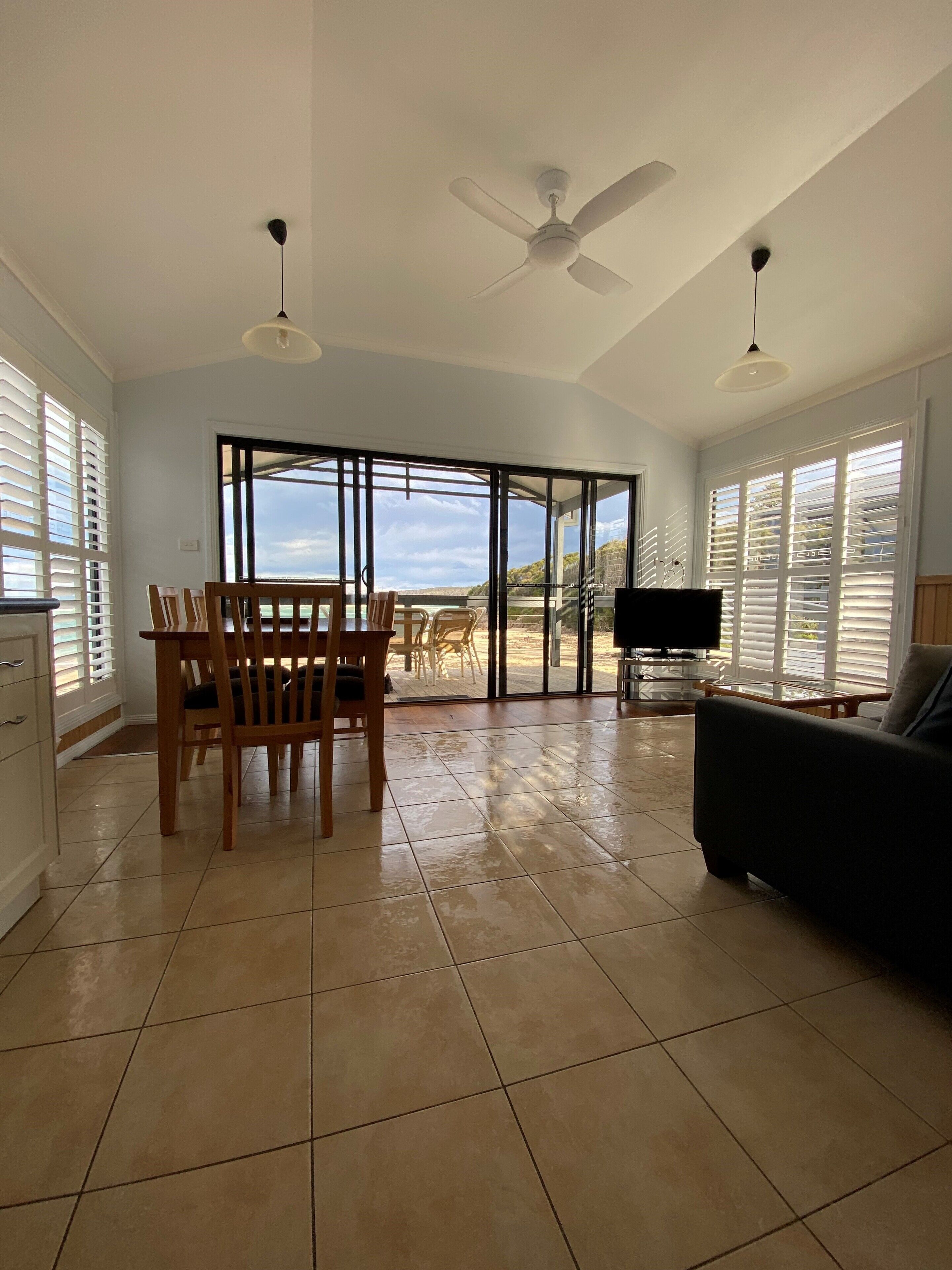 Beach House -Executive -  1 queen, 1 double & 1 single | Living area