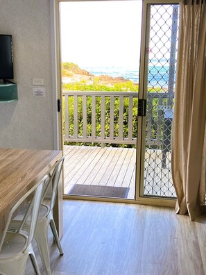 Cabane, 2 chambres, en front de plage (1 Queen, 1 Bunk and 1 Single Bed) | Terrasse/Patio