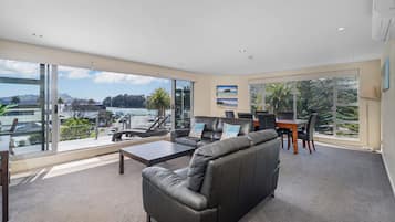 Presidential-Apartment, 3 Schlafzimmer, Meerblick | Wohnbereich | 40-Zoll-Fernseher mit Satellitenempfang