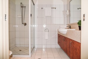 Free toiletries, hair dryer, towels - Kobbers Motor Inn (Dalby)