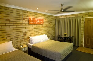 Habitación estándar, 1 cama de matrimonio, no fumadores, cocina básica (Choice Queen & Single) | Escritorio, sistema de insonorización, tabla de planchar con plancha